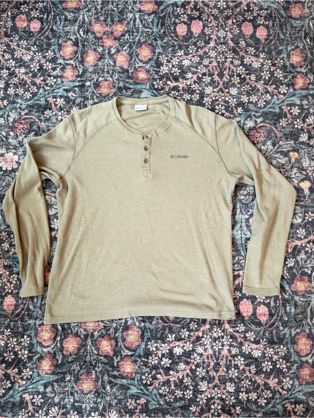 Columbia Men’s Long Sleeve Henley Top in sage green